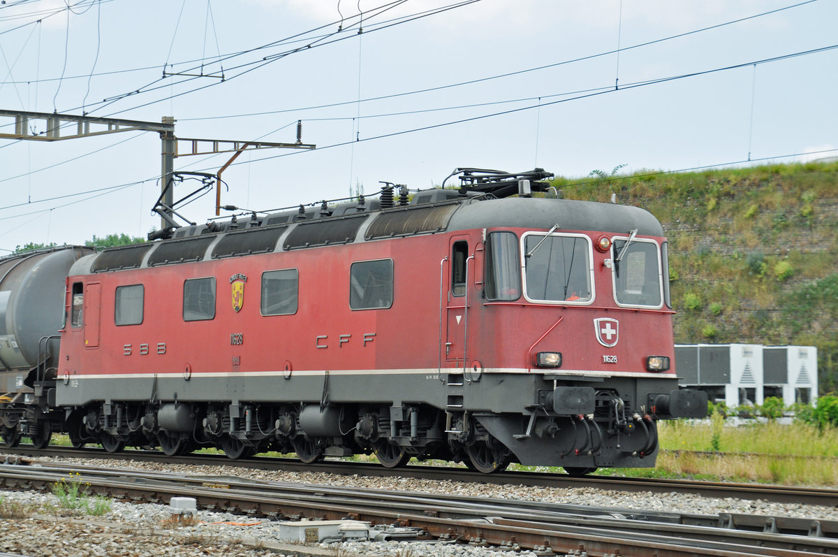 Re 6/6 11628 durchfährt den Bahnhof Pratteln. Die Aufnahme stammt vom 12.06.2017.