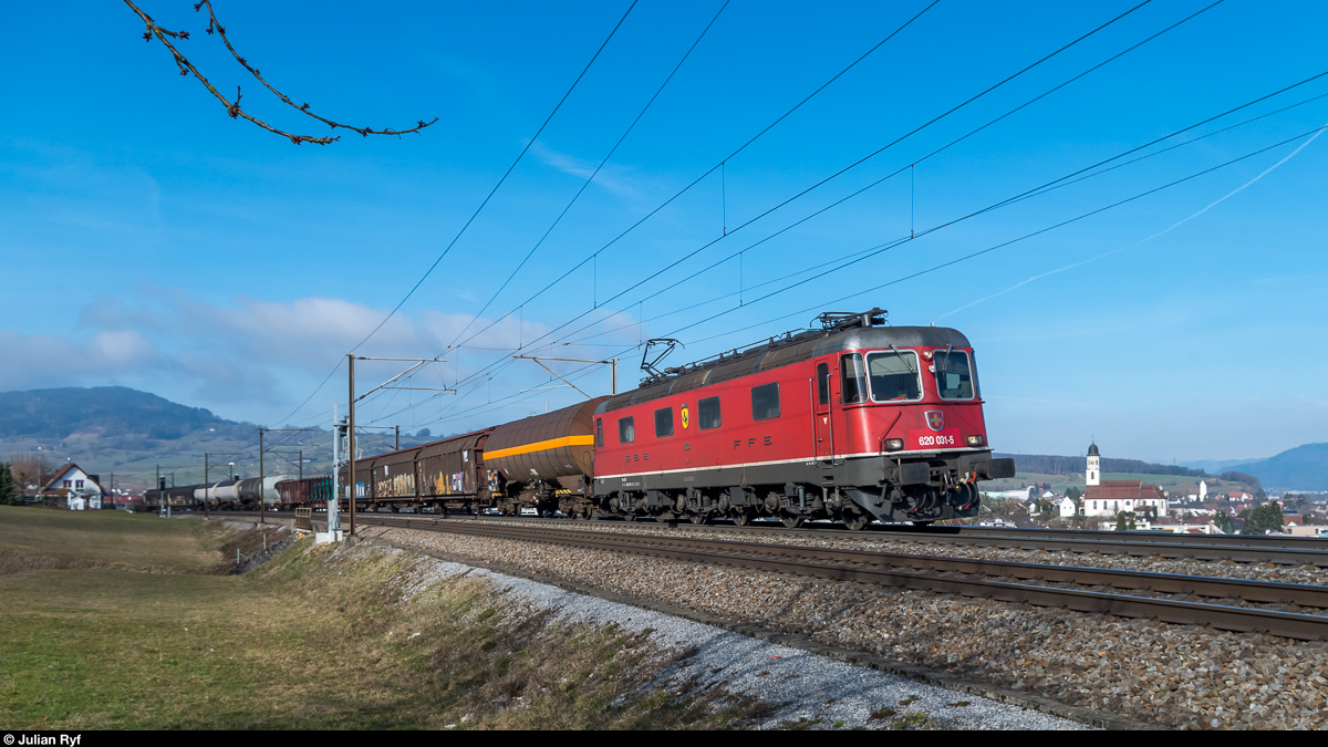 Re 6/6 11631  Dulliken  am 25. Februar 2017 mit einem Nahgüterzug bei Frick.