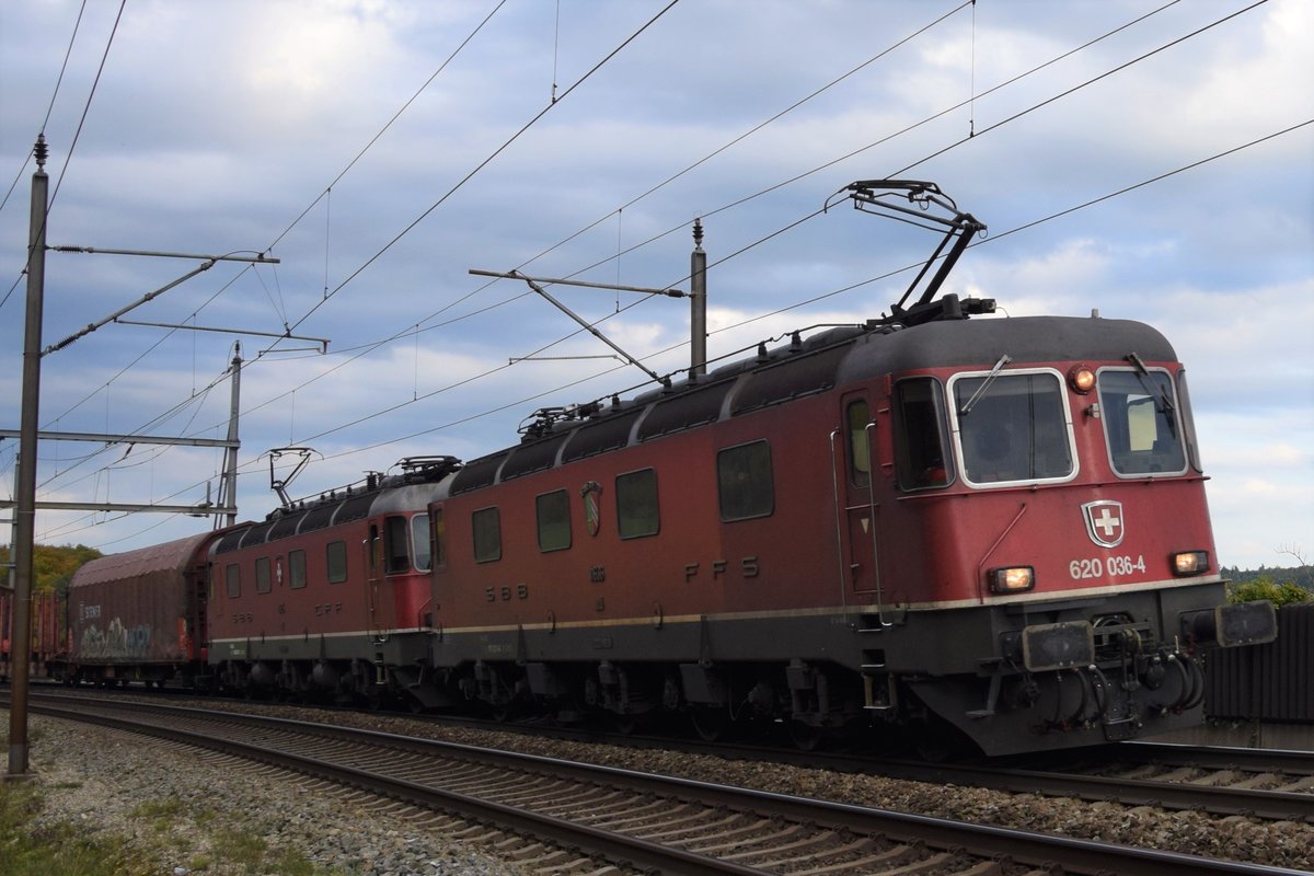 Re 6/6 11636  Vernier-Meyrin  und Re 6/6 11625  Oensingen  ziehen am 12.10.2017 gemeinsam ihren Güterzug durch Villnachern in Richtung Basel. Aufgenommen in genügendem Abstand vom Gleis vom Wanderweg, welcher als schmaler Pfad entlang der Bahnlinie in Richtung alte Station Villnachern führt.