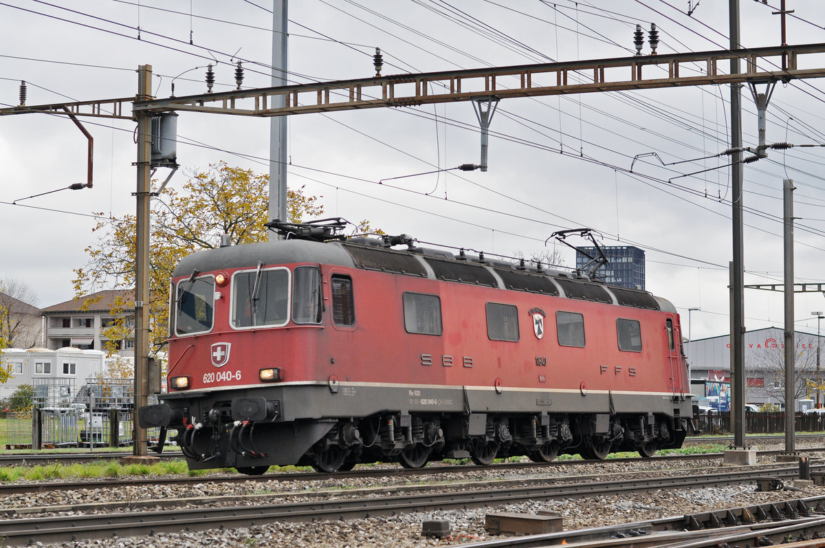 Re 6/6 11640 durchfährt solo den Bahnhof Pratteln. Die Aufnahme stammt vom 08.11.2017.