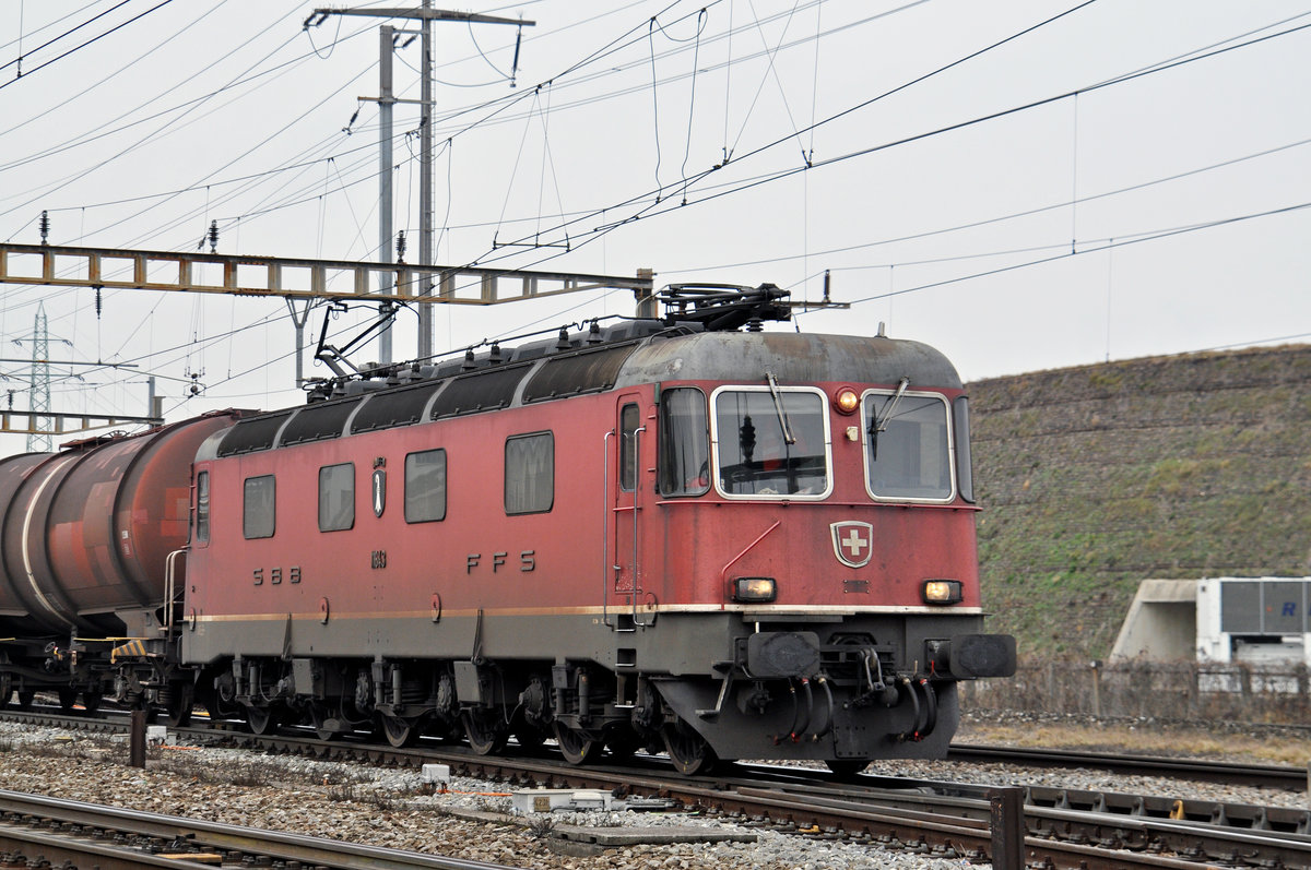 Re 6/6 11643 durchfährt den Bahnhof Pratteln. Die Aufnahme stammt vom 07.02.2017.