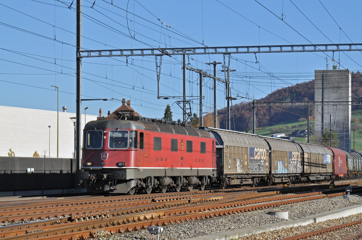 Re 6/6 11648 durchfährt den Bahnhof Sissach. Die Aufnahme stammt vom 05.11.2015.