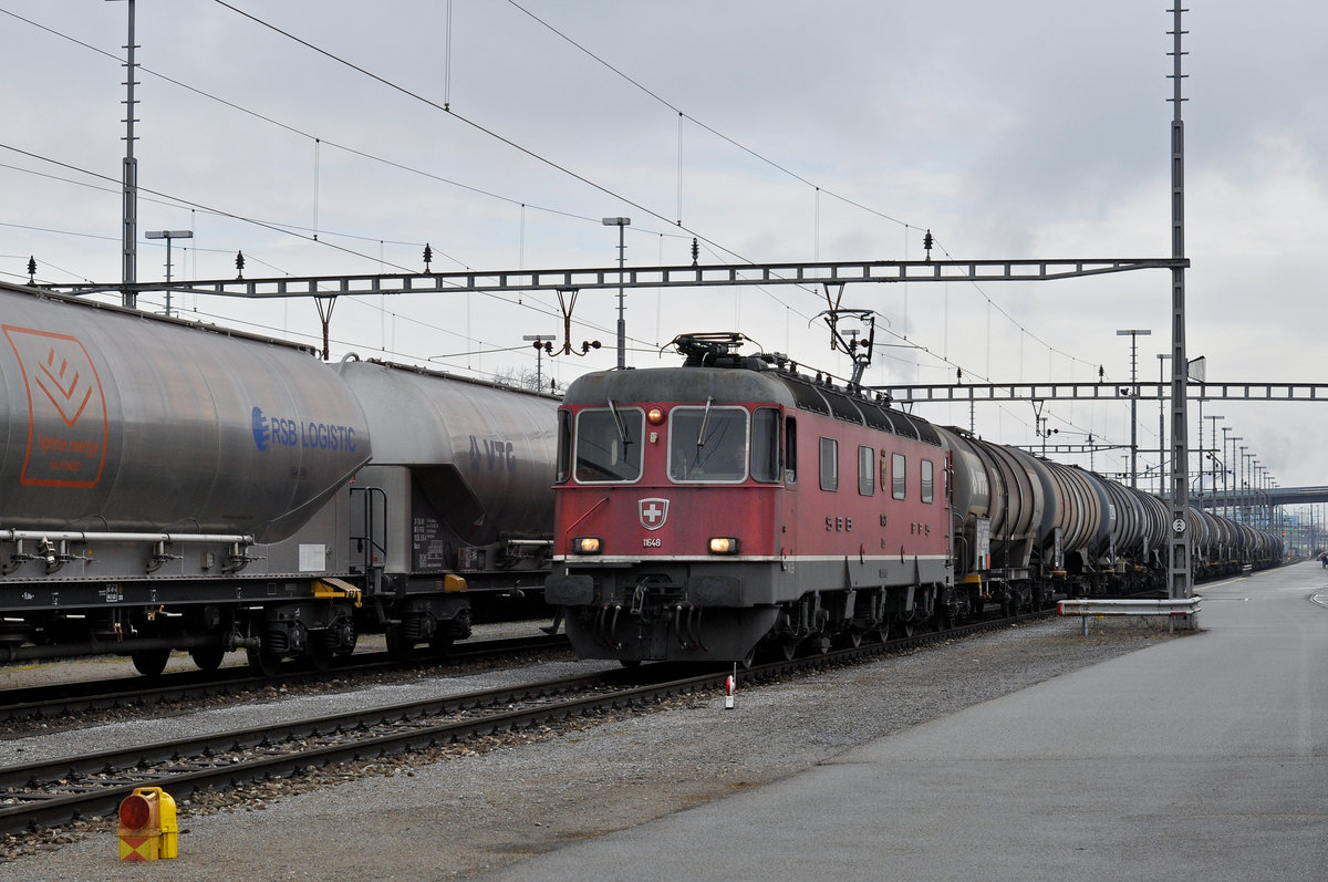 Re 6/6 11648 durchfährt den Güterbahnhof Muttenz. Die Aufnahme stammt vom 06.02.2017.