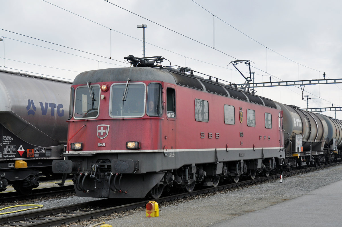 Re 6/6 11648 durchfährt den Güterbahnhof Muttenz. Die Aufnahme stammt vom 06.02.2017.