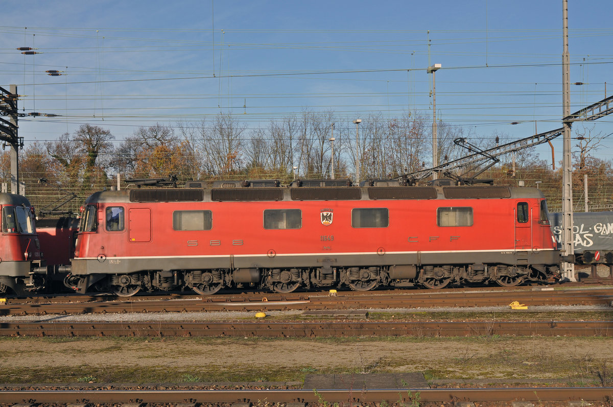 Re 6/6 11649 wartet am Güterbahnhof Muttenz auf den nächsten Einsatz. Die Aufnahme stammt vom 20.11.2016.