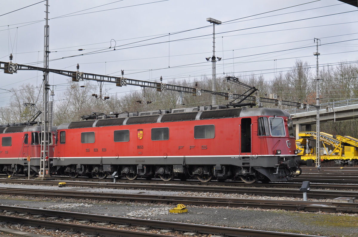Re 6/6 11653 an der Spitze einer Dreifachtraktion ist fast startbereit im Güterbahnhof Muttenz. Die Aufnahme stammt vom 06.02.2017.