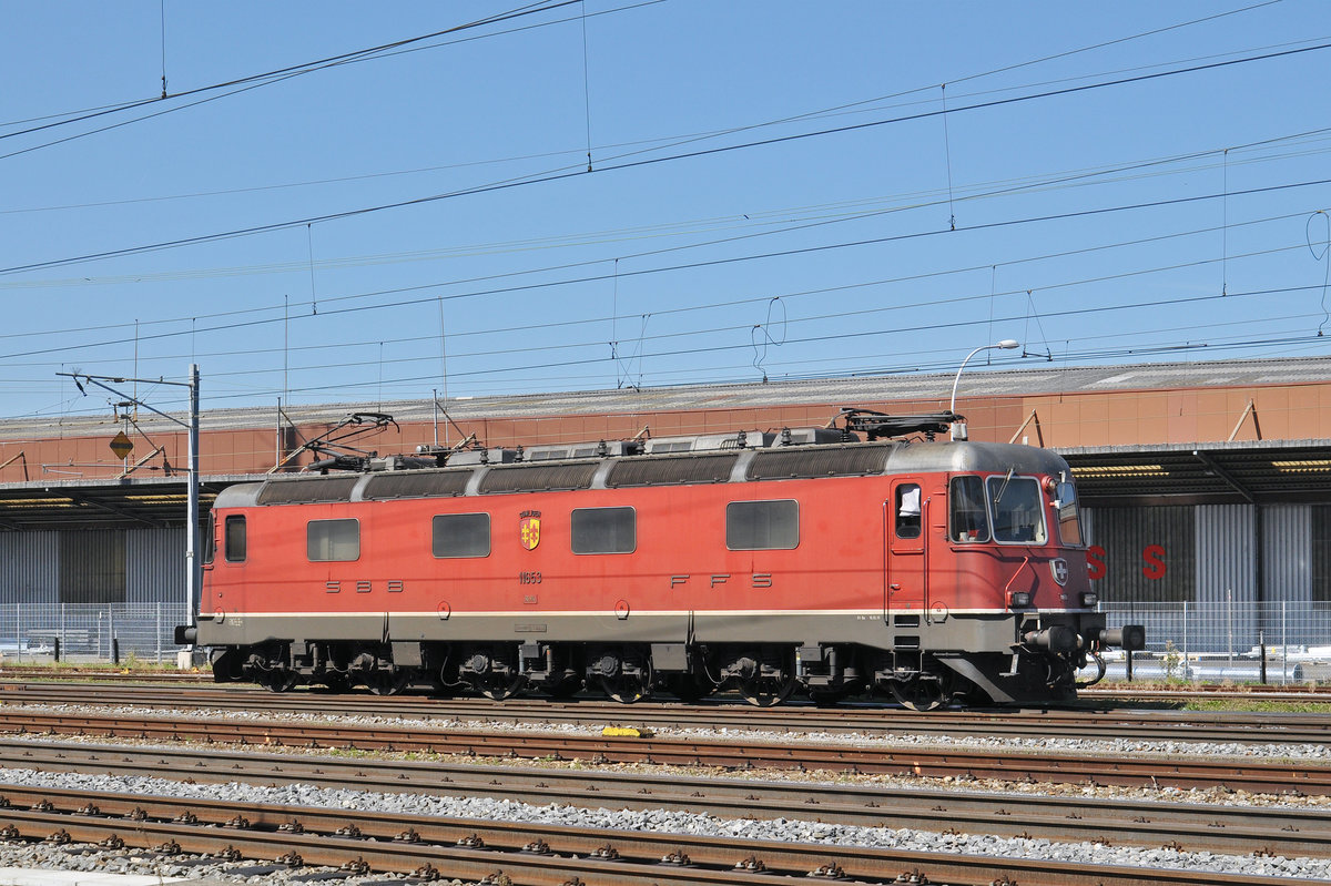 Re 6/6 11653 durchfährt den Bahnhof Pratteln. Die Aufnahme stammt vom 08.09.2016.