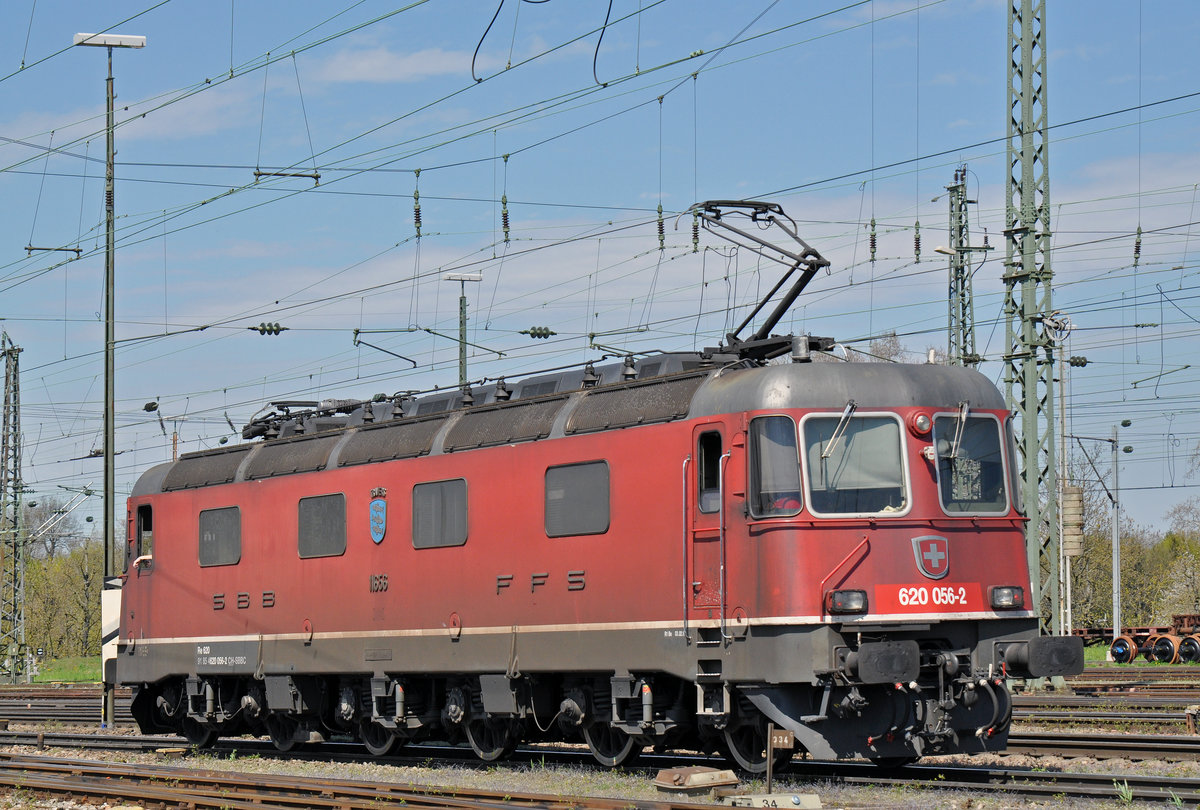 Re 6/6 11656 (620 056-2) durchfährt den Badischen Bahnhof. Die Aufnahme stammt vom 11.04.2016.