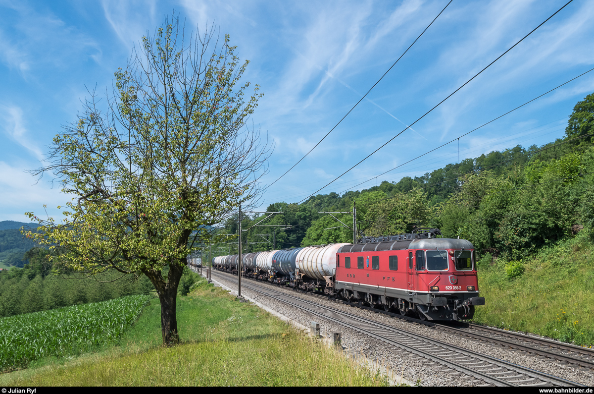 Re 6/6 11656  Travers  am 5. Juli 2017 mit einem Kesselzug bei Umiken.