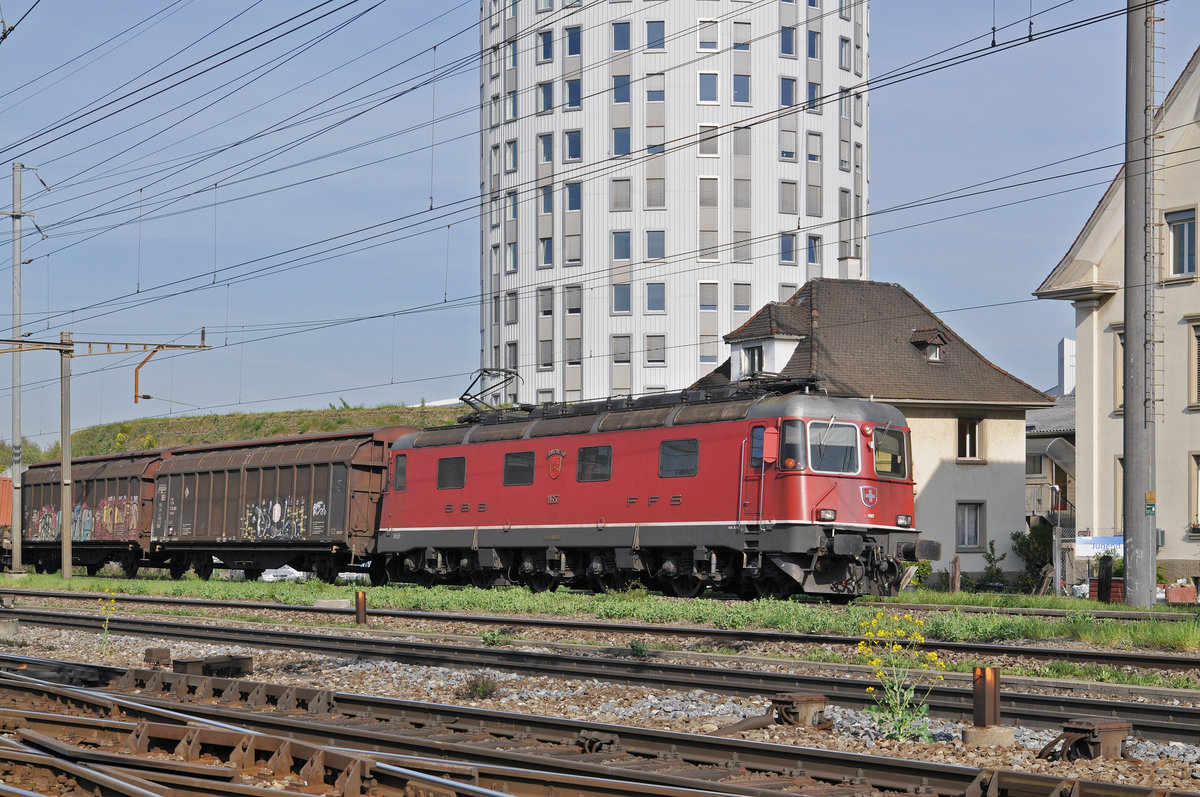 Re 6/6 11657 durchfährt den Bahnhof Pratteln. Die Aufnahme stammt vom 12.04.2017.