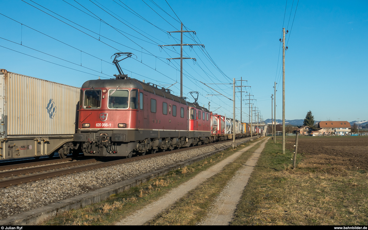 Re 6/6 11666  Stein am Rhein  fährt am 29. Dezember 2017 zusammen mit einer Re 4/4 II mit einem UKV-Zug bei Kiesen in Richtung Lötschberg.