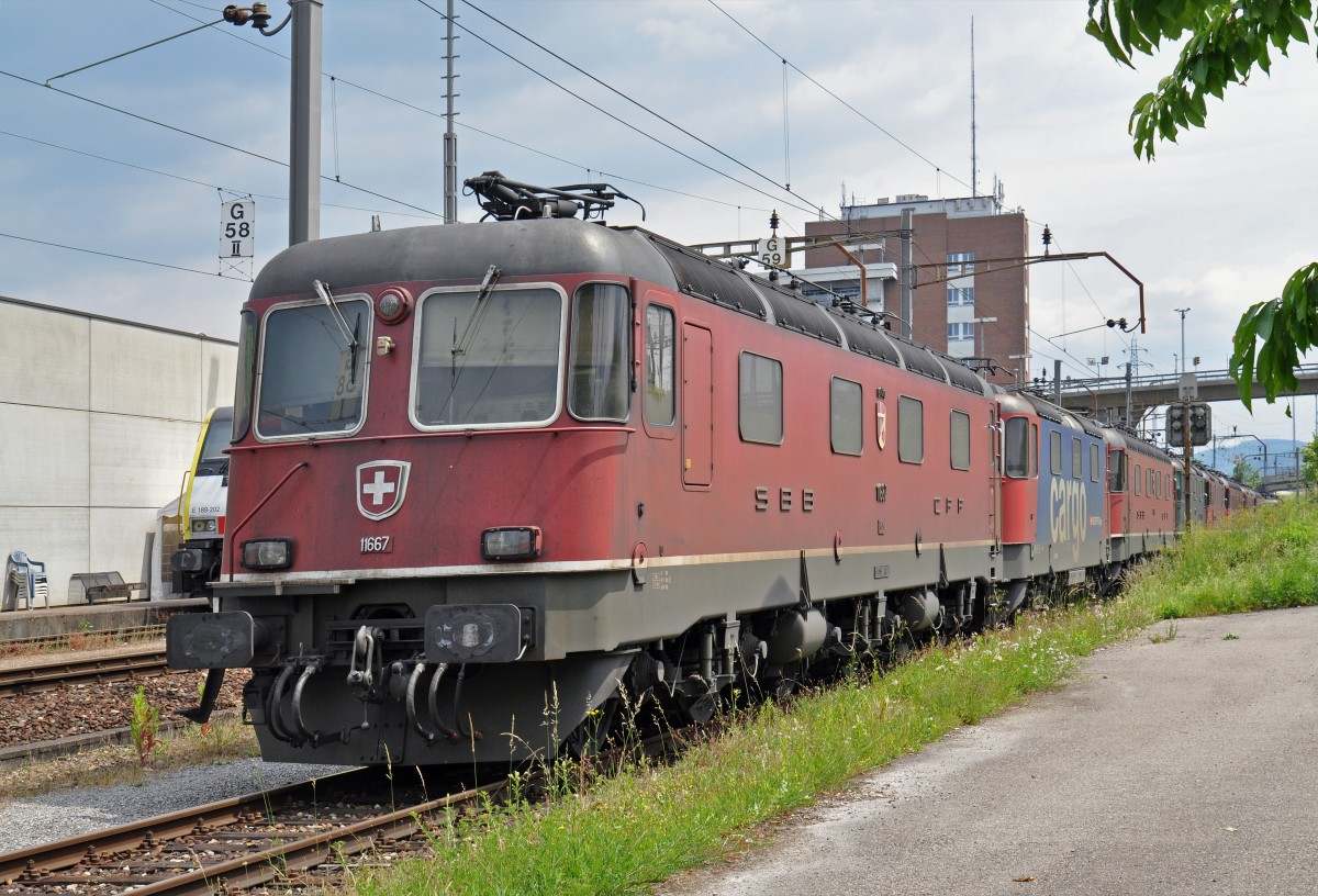 Re 6/6 11667 wartet am Güterbahnhof Muttenz auf den nächsten Einsatz. Die Aufnahme stammt vom 23.05.2015.