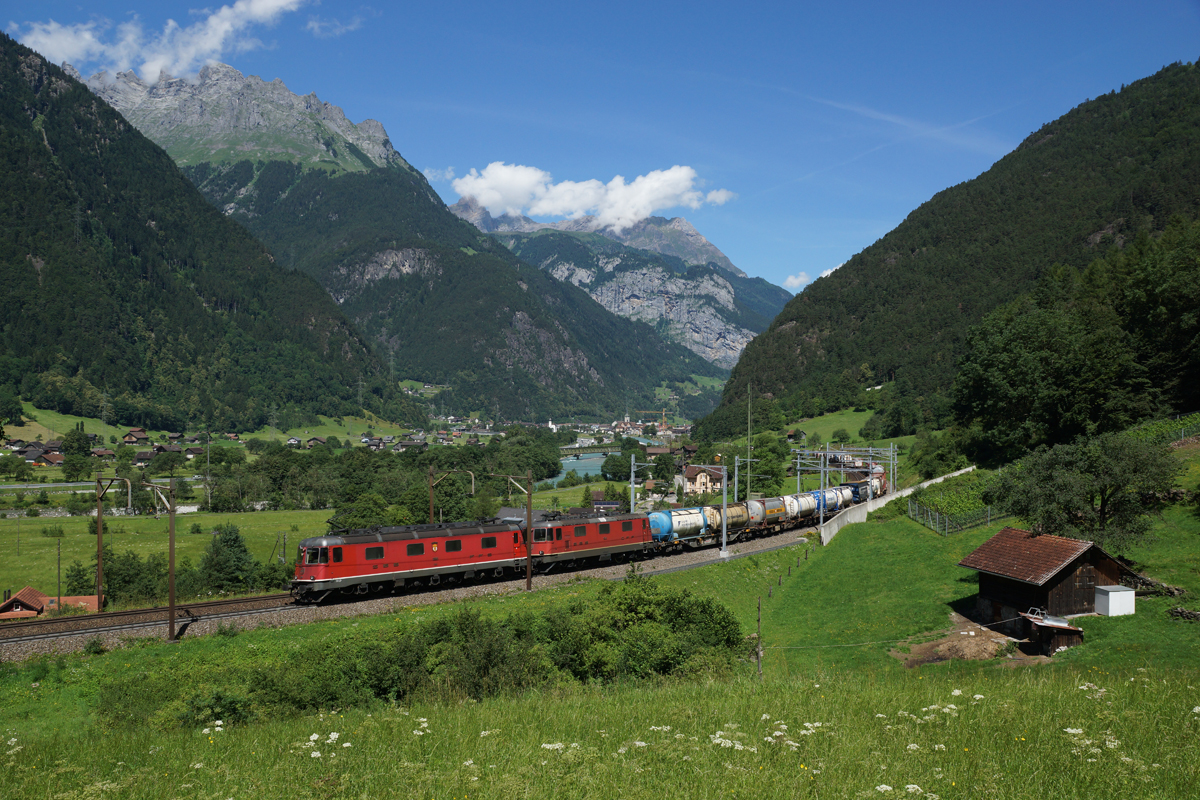 Re 6/6 11681 und Re 4/4 II 11341 ziehen am 03.07.2014 einen KLV-Zug von Erstfeld Richtung Süden.