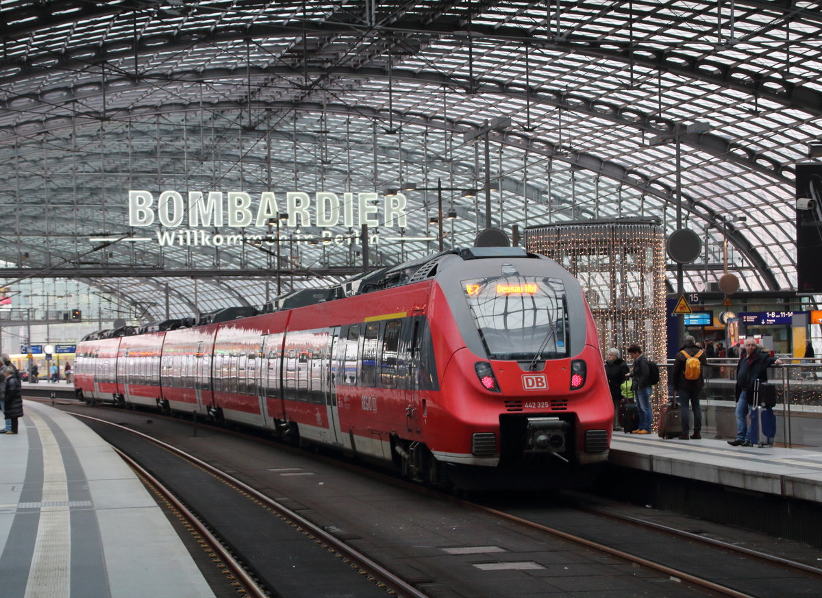 RE 7 im Vergleich - Wie auch bei uns in NRW wird die Berliner Ausgabe des RE 7 mit Hamsterbacken gefahren, allerdings nur mit einer, und die in rot.
442 325 als RE 7 (Wünsdorf Walstadt - Dessau) im Berliner Hbf.

Berlin Hbf, 14. Dezember 2016