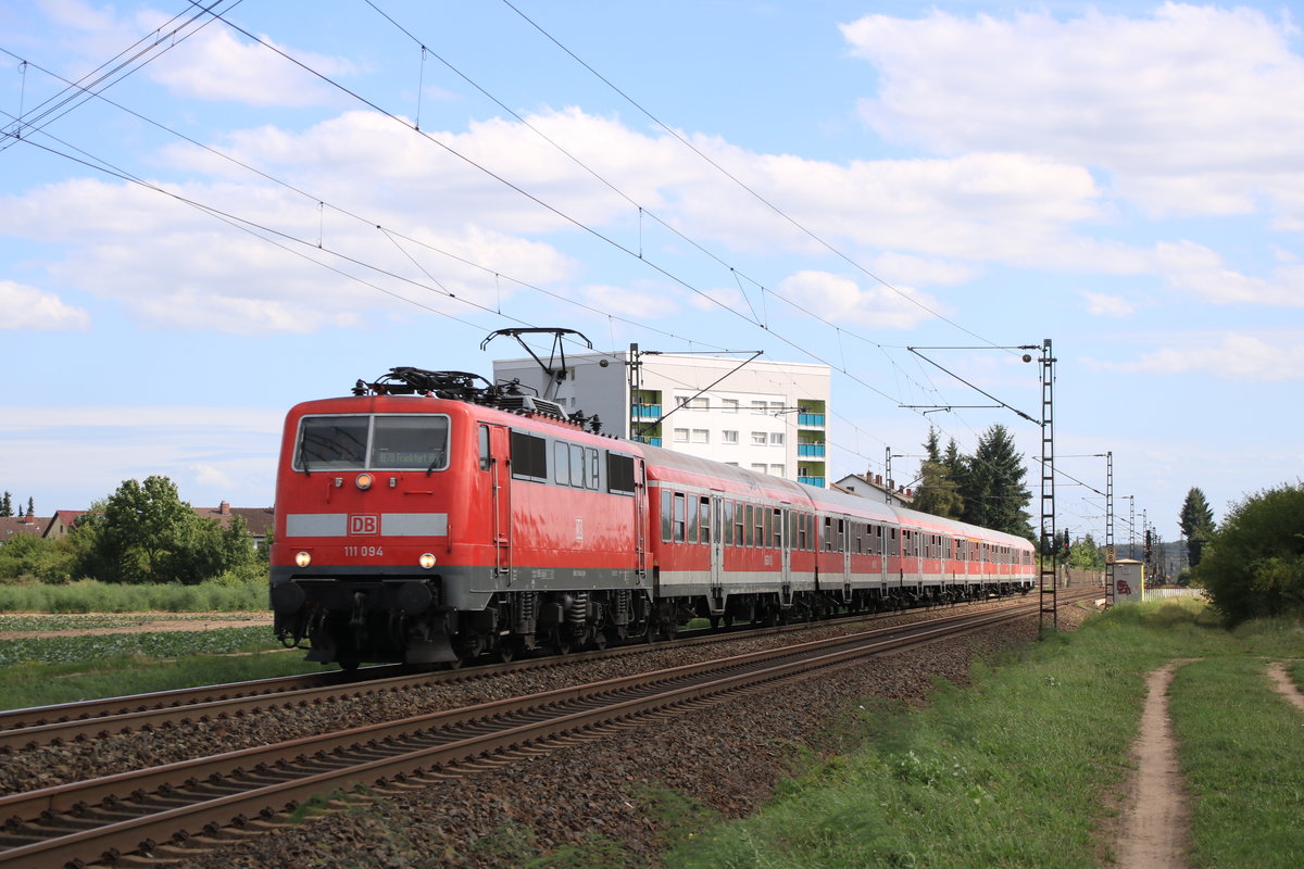 RE 70 nach Frankfurt mit 111 094 in Lampertheim 
