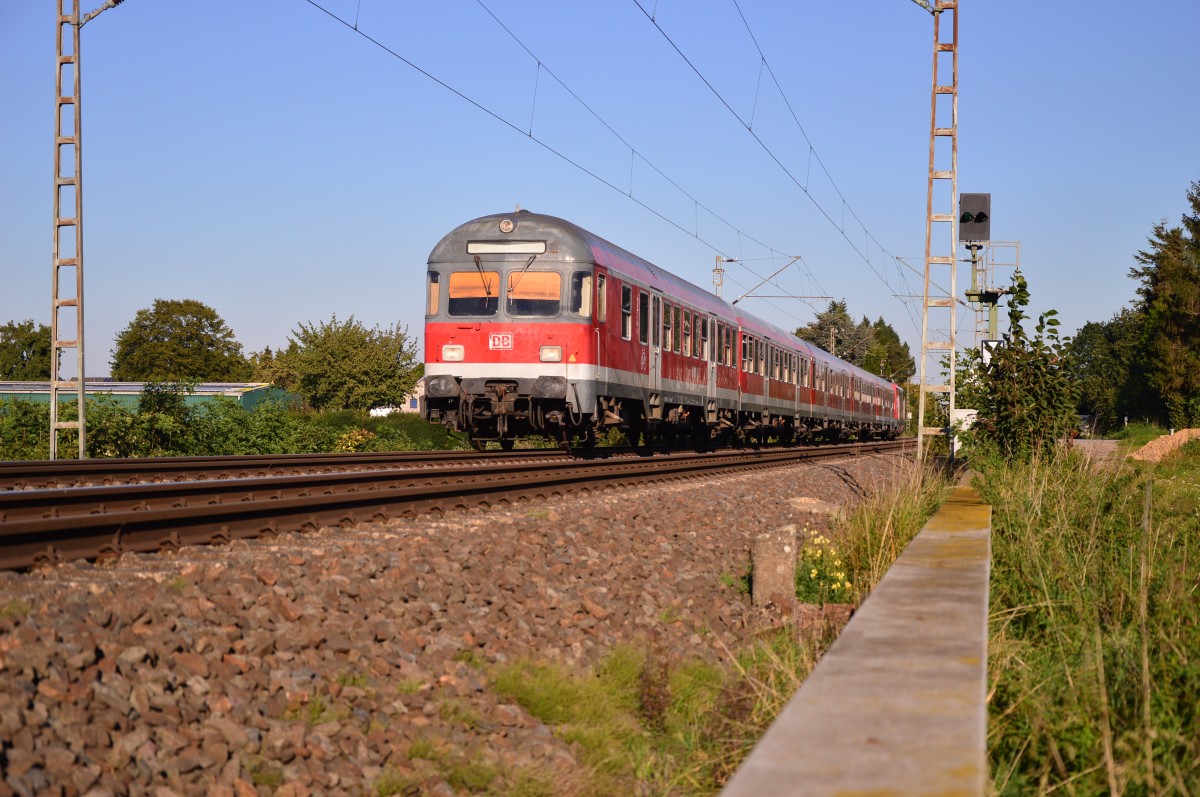 RE 8 nach Kaldenkirchen kommt steuerwagenvoraus auf den Fotografen zugefahren.
Gubberath den 30.9.2015