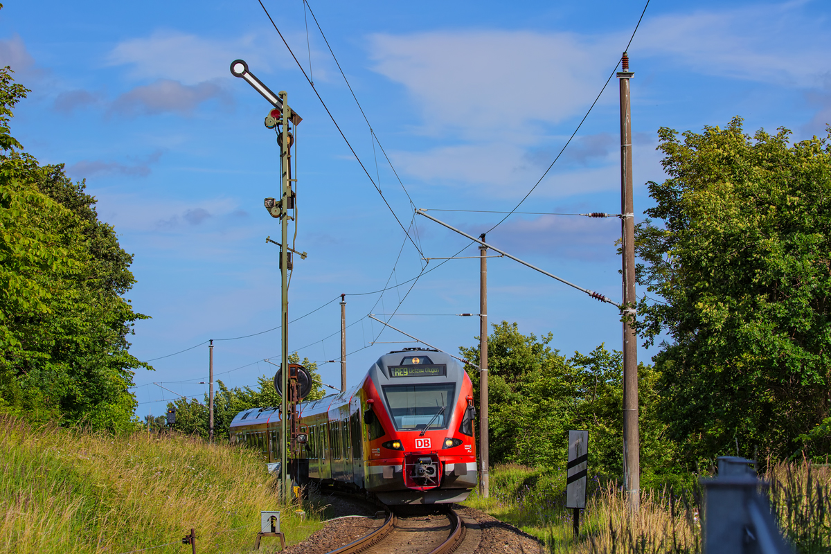 RE 9 einfahrend am Formsignal des Bahnhofs Lancken. - 05.07.2017
