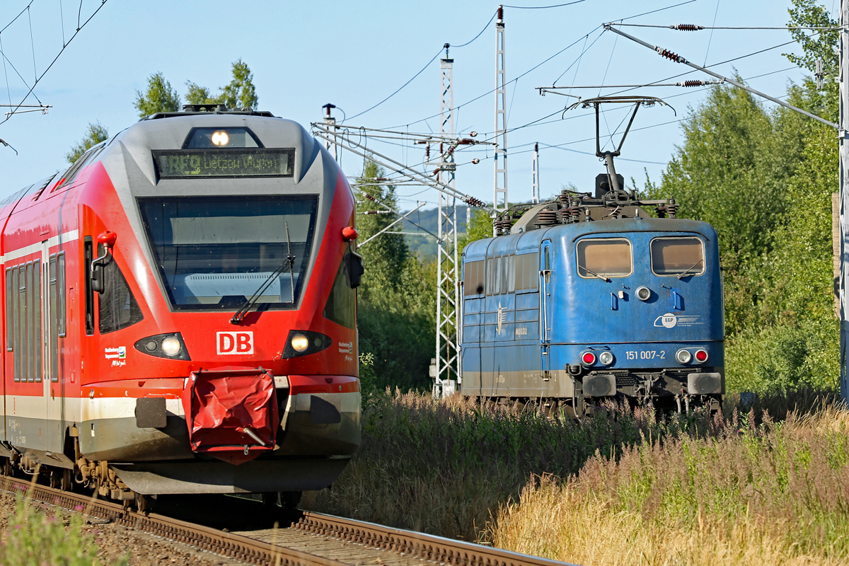 RE 9 nach Lietzow kreuzt mit der EGP Lok 151 007 nach Lancken in Mukran-Borchtitz. - 29.06.2018 -  Am BÜ km 265,5 aufgenommen.
