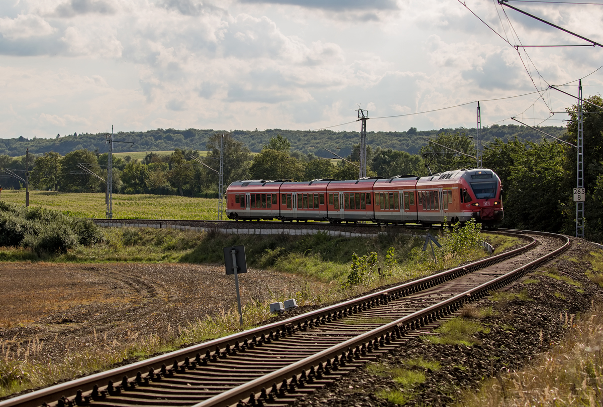 RE 9 nach Sassnitz bei leichtem Gegenlicht vor dem BÜ im km 265,8. - 10.09.2017