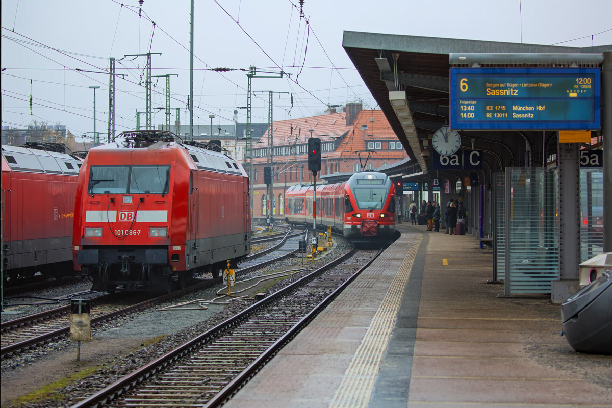 RE 9 nach Sassnitz fährt an den Bahnsteig 6 in Stralsund. Auf Gleis 7 steht eine Lok der BR 101. - 05.02.2017