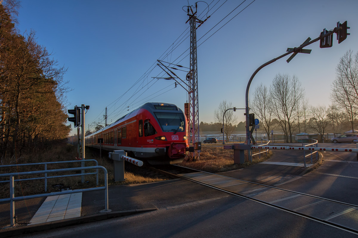 RE 9 nach Stralsund vor dem Bahnübergang in Prora. - 15.02.2017