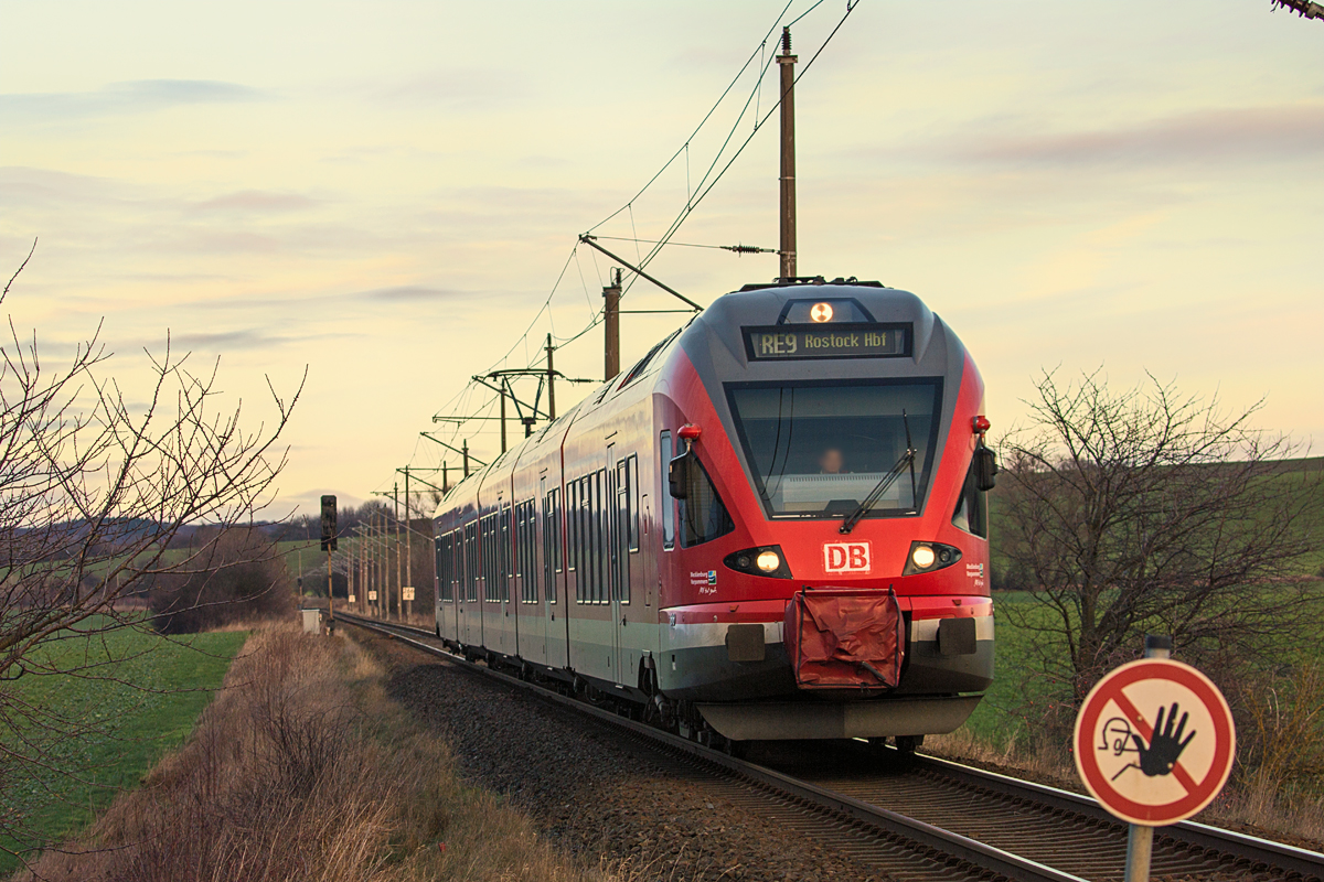 RE 9 von Sassnitz nach Rostock vor dem Bahnübergang in Mukran-Borchtitz. - 06.01.2019