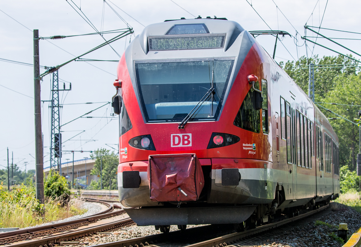 RE 9 zwischen Rügenbrücke und Bahnhof Stralsund Rügendamm. - 28.06.2017