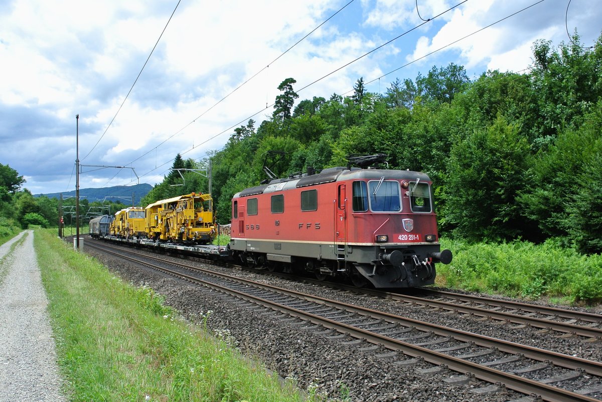 Re II 11251 | 420 251-1 mit einem Gter Thun-RBL bei Lenzburg. An der Zugspitze werden noch zwei Schmalspur Baumaschinen mitgefhrt, 12.07.2017.