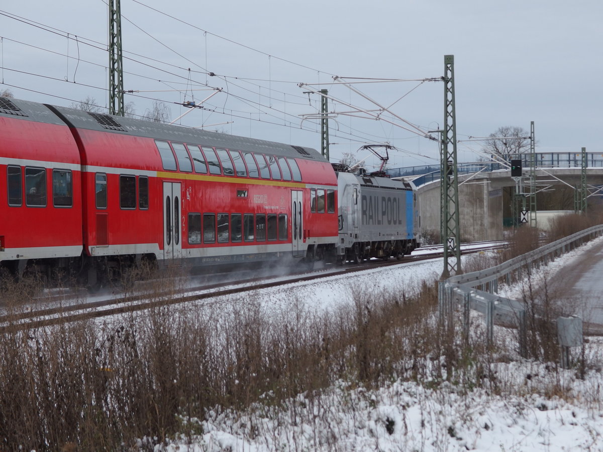 RE kommt gerade am 10.12.2017 von der NBS vde8.1 Ebensfeld-Erfurt aus Nürnberg nach Sonneberg(Thür) hier kurz vor Coburg-Creidlitz auf der KBS 820.