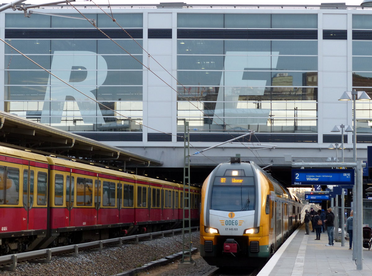  RE  prangt in großen Buchstaben über dem neuen Ost-West-Regionalbahnhof am Ostkreuz - als Teil des Schriftzugs OSTKREUZ. Der RE2 nach Wismar ist nicht ganz pünktlich, von so unangenehmen Nachrichten bleibt der Fahrgast auf dem Bahnhof aber verschont, er merkt's schon früh genug, ganz wie nebenan bei der S-Bahn. Aus Fahrplan-Gründen ist der RE2 die einzige Regionalbahnlinie auf der Stadtbahn, die den nächsten Halt, Berlin Ostbahnhof, ab sofort auslässt. 10.12.2017, Berlin Ostkreuz, ODEG KISS 445 103