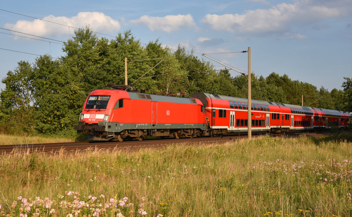 RE1 des Hanse-Express mit der 182 012-5, kurz vor der Einfahrt am Bahnhof Büchen. 3km östlich von Büchen, 02.08.2018.