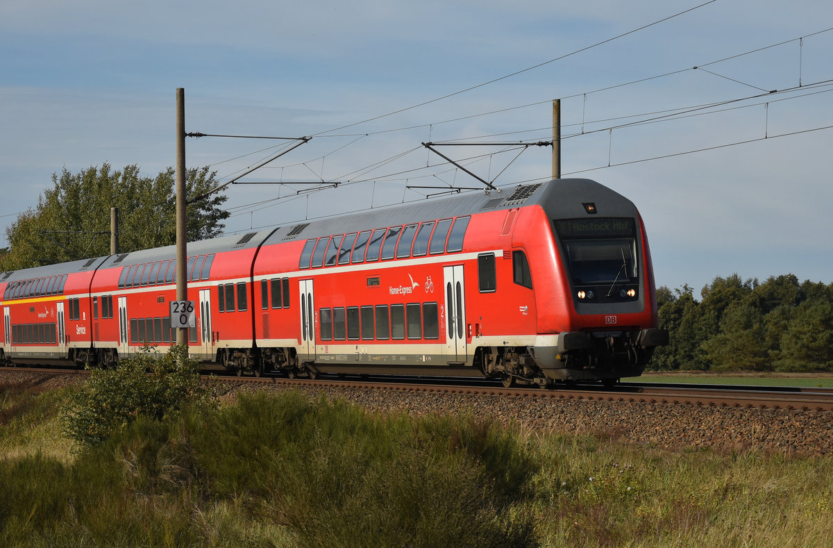 RE1 Hanse-Express kurz nach der Abfahrt vom Bahnhof Büchen. In Front der Steuerwagen 86-81 079-5. 3km östlich von Büchen, 08.10.2018.