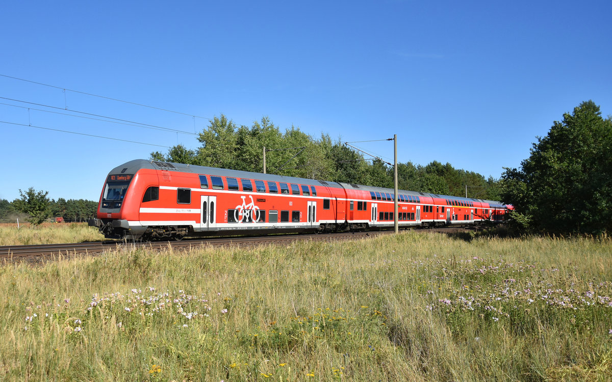 RE1 kommend aus Richtung Schwerin des Hanse-Express, kurz vor der Einfahrt am Bahnhof Büchen. Schiebelok war die 112 109-4. 3km östlich von Büchen, 06.08.2018.