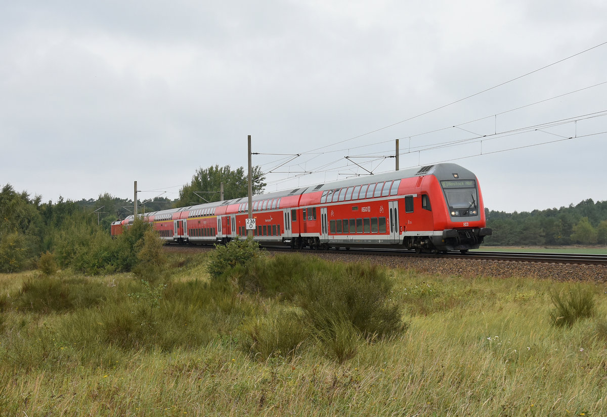RE1 kurz nach der Abfahrt vom Bahnhof Büchen. Schiebelok war die 182 023-2. 3km östlich von Büchen, 23.09.2018.
