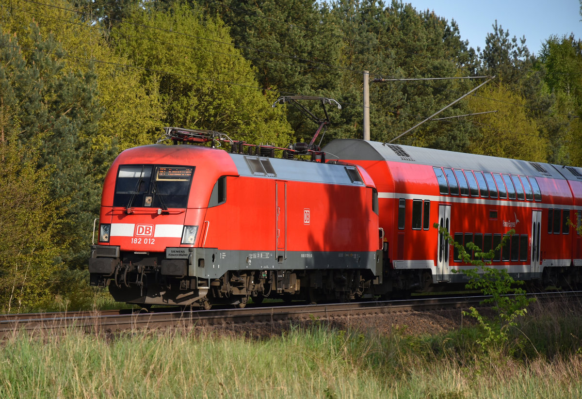 RE1 mit der 182 012-5 in Front, kurz vor der Einfahrt am Bahnhof Büchen. 3km östlich von Büchen, 04.05.2018.