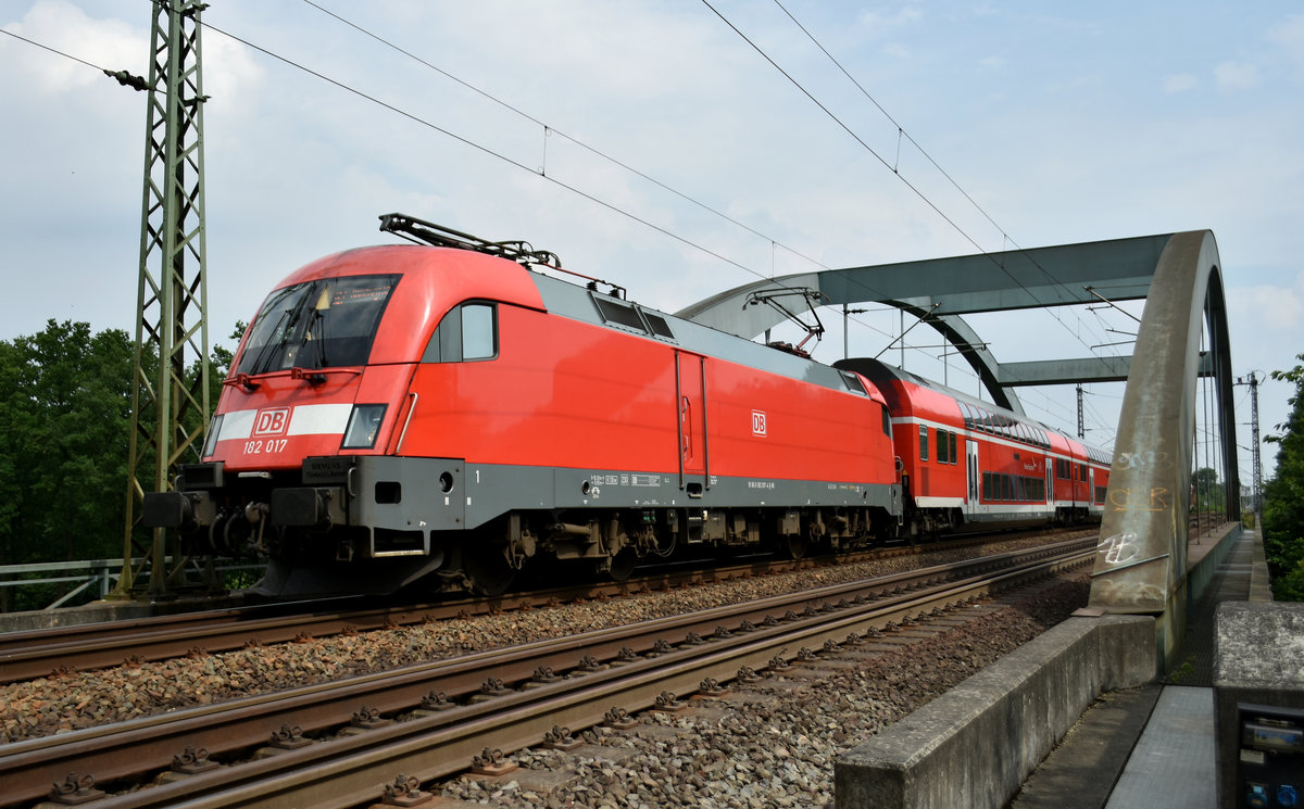 RE1 mit der 182 017-4 bei der Einfahrt zum Bahnhof Büchen. Büchener Eisenbahnbrücke 07.07.2017