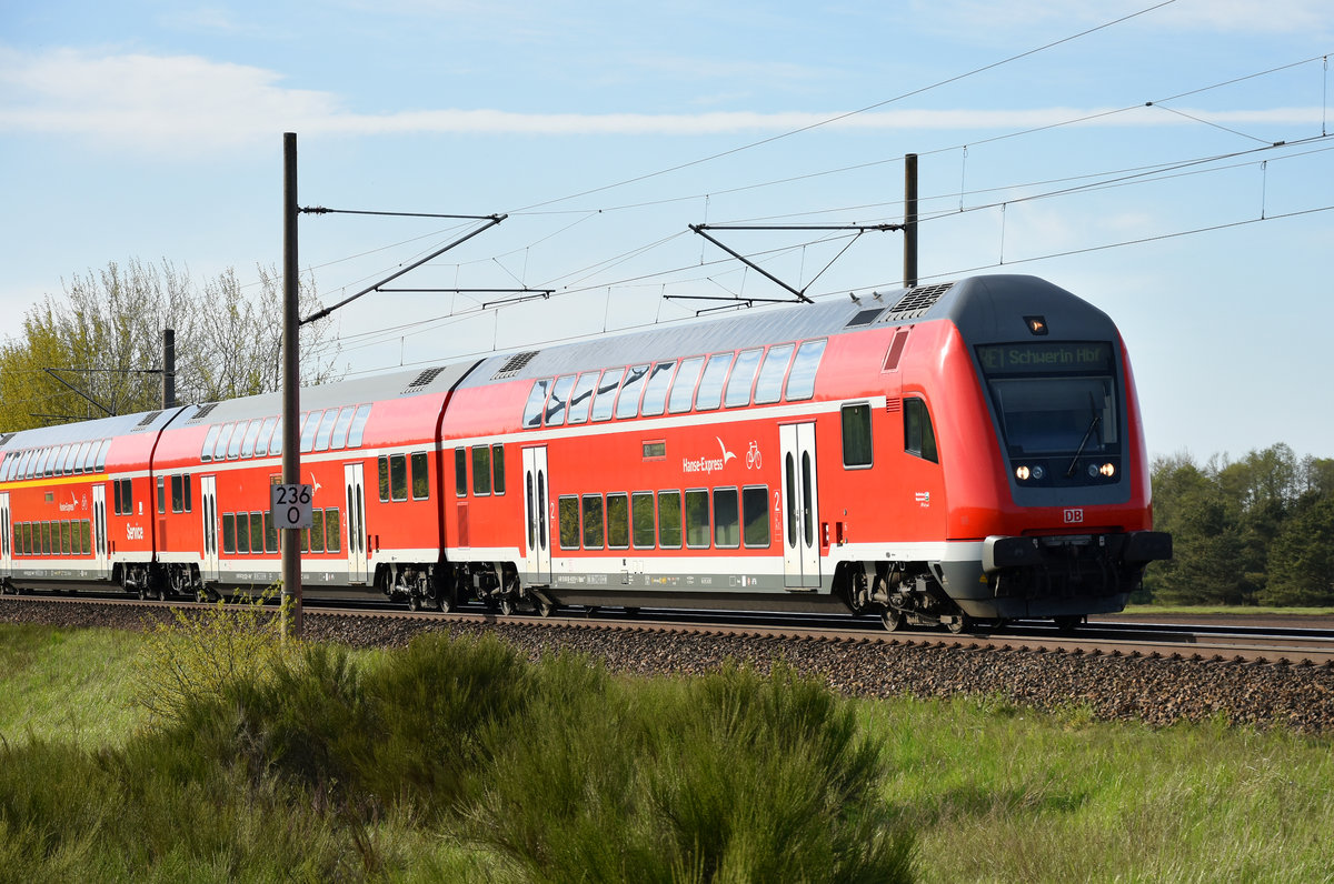 RE1 nach Schwerin, nach der Abfahrt vom Bahnhof Büchen. Schiebelok war die 120 203-5. 3km östlich von Büchen, 04.05.2018.