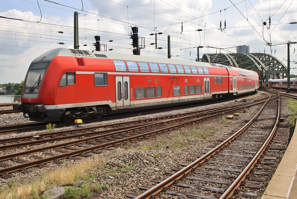 RE1 (RE10120)  Nordrhein-Westfalen-Express  von Hamm(Westf) nach Aachen Hauptbahnhof fährt am 4.7.2017 in den Kölner Hauptbahnhof ein. Schublok war 146 268.