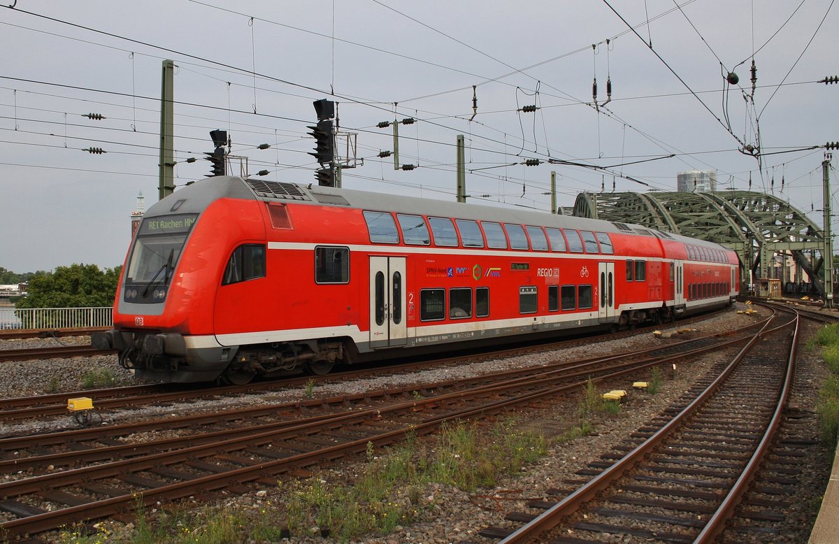RE1 (RE10132)  Nordrhein-Westfalen-Express  von Hamm(Westf) nach Aachen Hauptbahnhof fährt am 16.8.2017 in den Kölner Hauptbahnhof ein. Schublok war 146 279.
