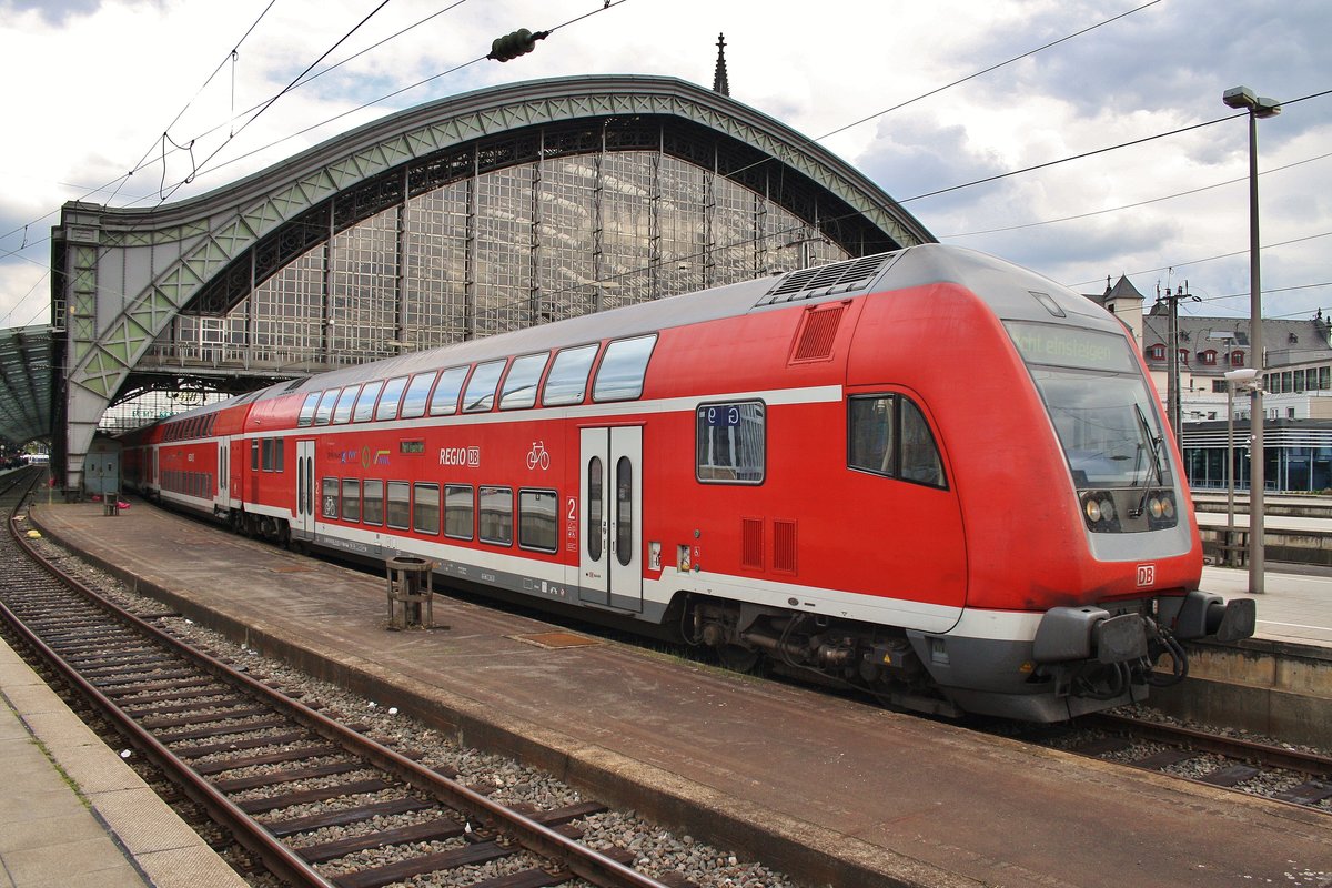 RE1 (RE10176)  Nordrhein-Westfalen-Express  von Düsseldorf Hauptbahnhof verlässt am 3.7.2017 den Kölner Hauptbahnhof in die Abstellung. Schublok war 111 121. 
