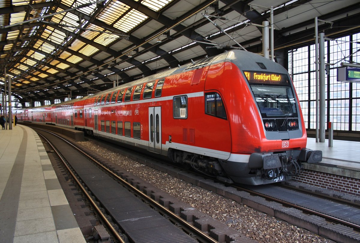 RE1 (RE18117) von Magdeburg Hauptbahnhof nach Frankfurt(Oder) verlässt am 29.10.2016 Berlin Friedrichstraße. Zuglok war die Cottbuser 182 001.
