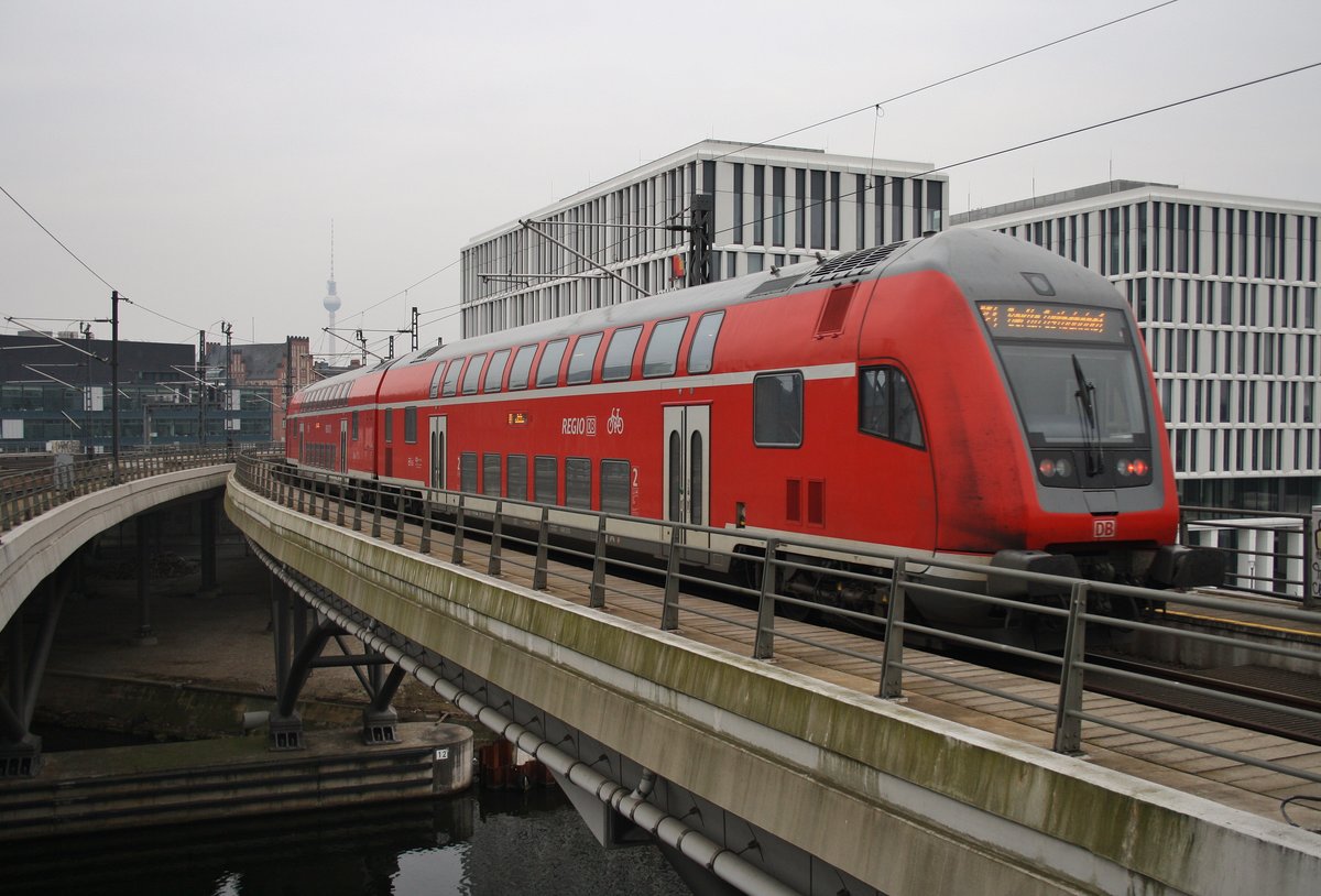 RE1 (RE3109) von Magdeburg Hauptbahnhof nach Berlin Ostbahnhof fährt am 12.2.2017 aus dem Berliner Hauptbahnhof aus. Zuglok war 182 021-6.