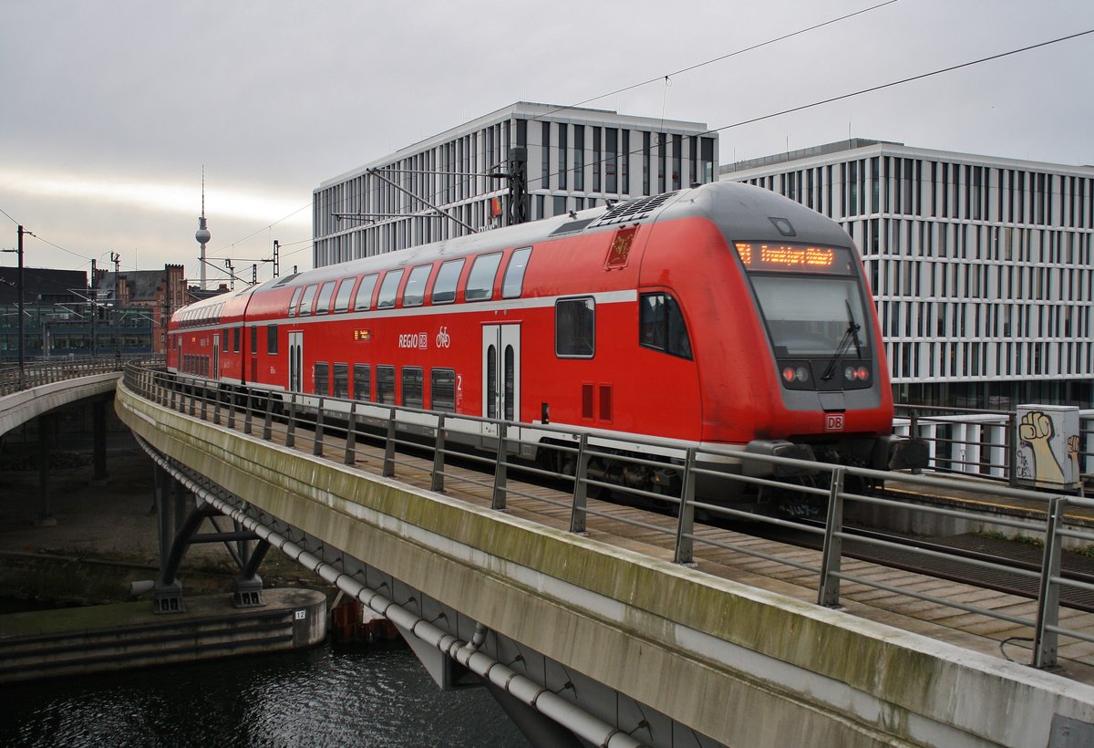 RE1 (RE3181) von Brandenburg Hauptbahnhof nach Frankfurt(Oder) fährt am 30.12.2017 aus dem Berliner Hauptbahnhof aus. Zuglok war 182 004.