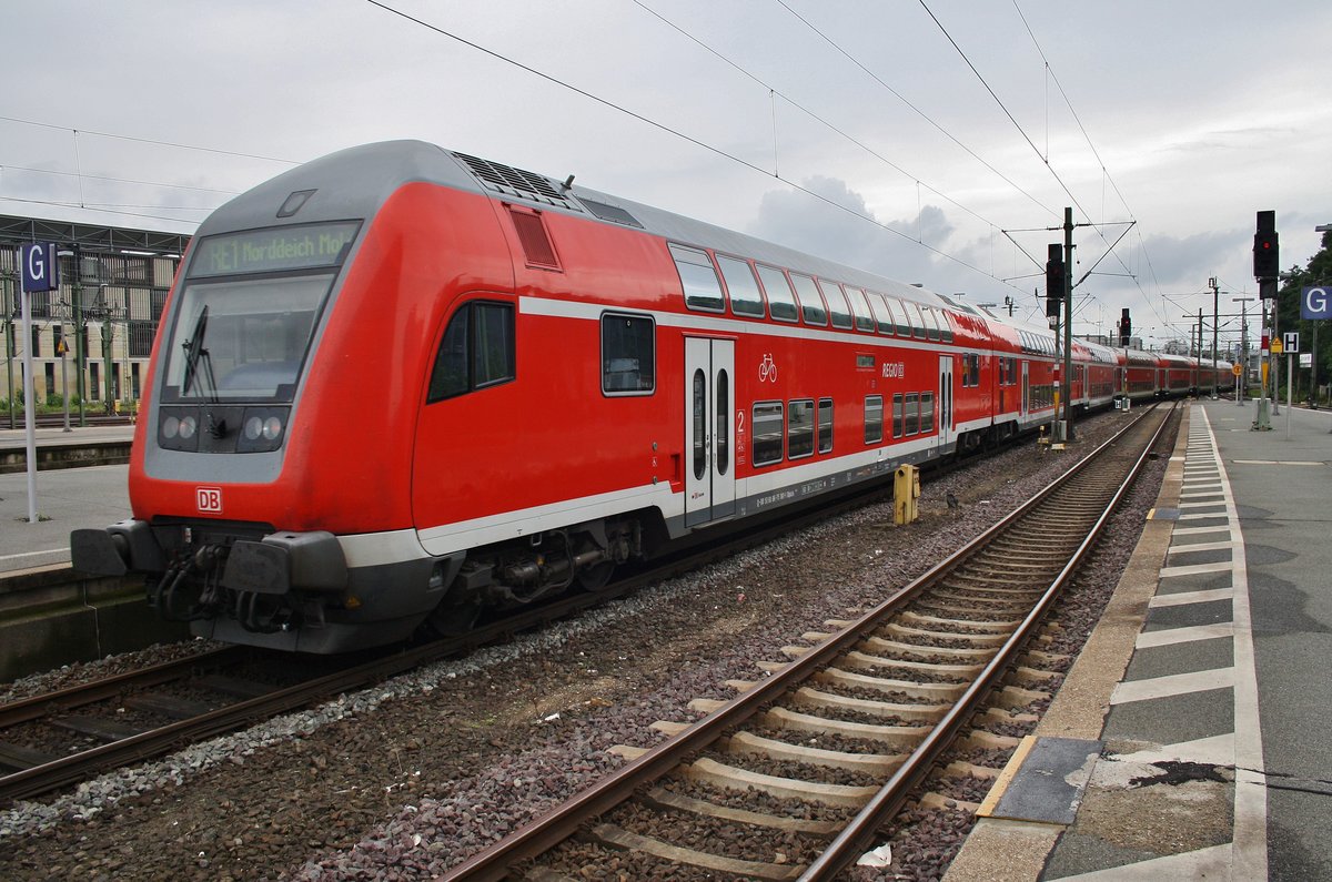 RE1 (RE4422) nach Norddeich Mole macht sich am 5.8.2017 im Hannoverschen Hauptbahnhof auf den Weg. Zuglok war 146 128.