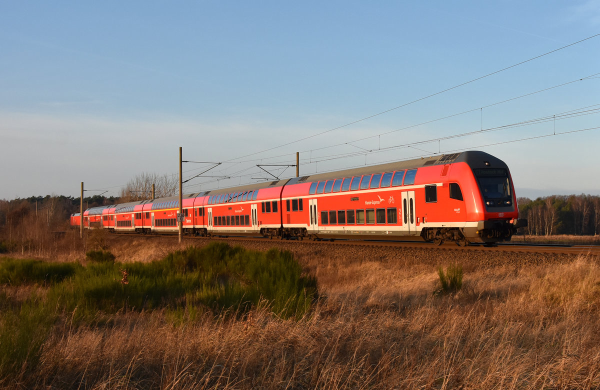 RE1 in Richtung Rostock unterwegs, nach der Ausfahrt vom Bahnhof Büchen. Schiebelok war die 182 023-2. 18.12.2017, 3km östlich von Büchen.
