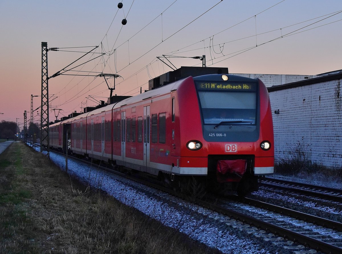 RE11 nach Mönchengladbach Hbf vom 425 066-8 geführt bei der Durchfahrt in Anrath. Sonntag 4.12.2016