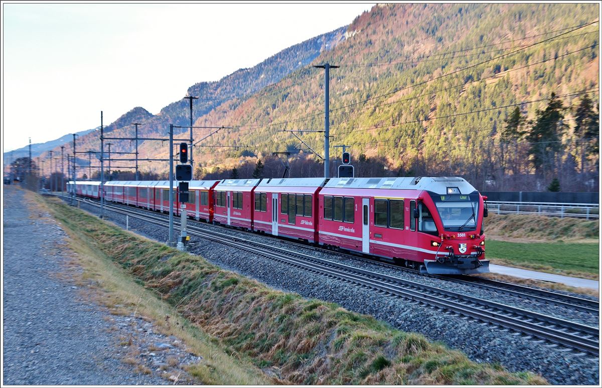 RE1128/GEX903 mit Abe 8/12 3501, Alvra + D + Glacier Wagen bei Felsberg. (26.12.2016)