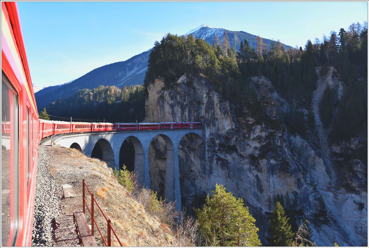 RE1129 auf dem Landwasserviadukt. (07.12.2016)