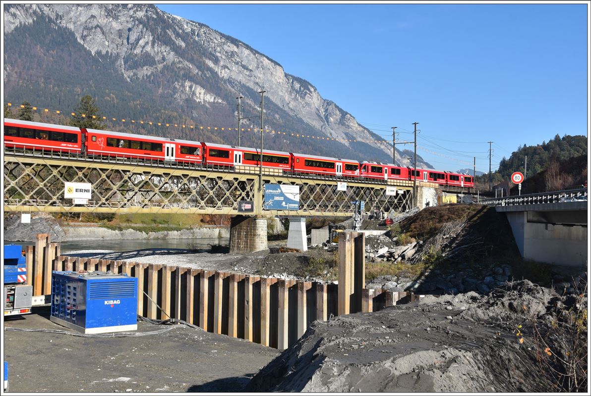 RE1136 mit ABe 8/12 3507 auf der Hinterrheinbrücke bei Reichenau-Tamins. (16.11.2017)