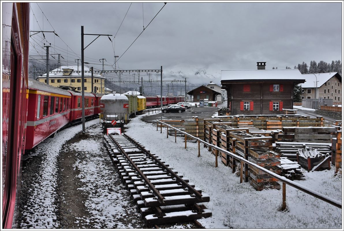 RE1141 bei der Durchfahrt durch den verschneiten Bahnhof Bever. (27.04.2017)